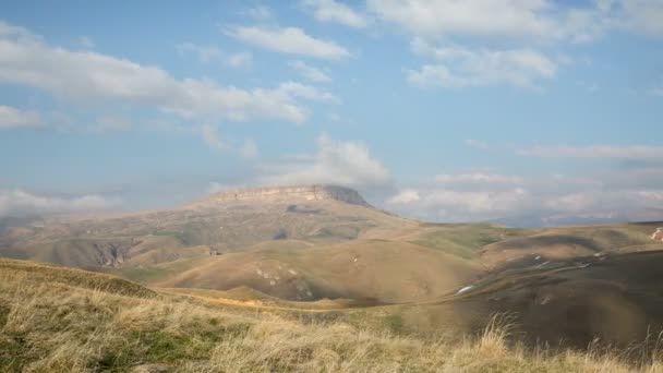 La formación y los movimientos de las nubes hasta las empinadas laderas de las montañas del Cáucaso Central . — Vídeo de stock