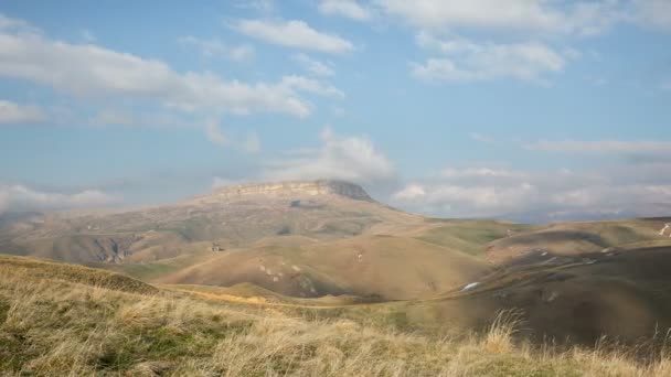 La formación y los movimientos de las nubes hasta las empinadas laderas de las montañas del Cáucaso Central . — Vídeos de Stock