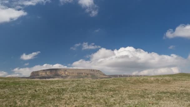 La formación y los movimientos de las nubes hasta las empinadas laderas de las montañas del Cáucaso Central . — Vídeos de Stock
