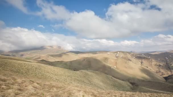 De vorming en verplaatsing van wolken tot de steile hellingen van de bergen van Centraal-Kaukasus pieken. — Stockvideo