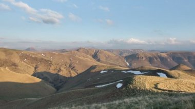 Oluşumu ve bulutlar kadar Merkezi Kafkasya zirvesinin Dağlarının yamaçları dik hareketleri.