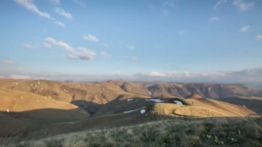 Oluşumu ve bulutlar kadar Merkezi Kafkasya zirvesinin Dağlarının yamaçları dik hareketleri.