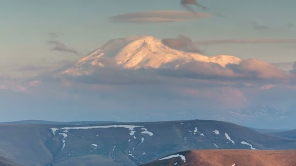 La formación y los movimientos de las nubes hasta las empinadas laderas de las montañas del Cáucaso Central . — Vídeos de Stock