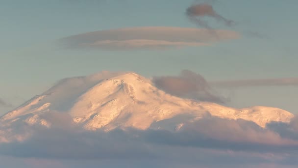 形成和运动的中央高加索峰山的陡峭山坡的云. — 图库视频影像