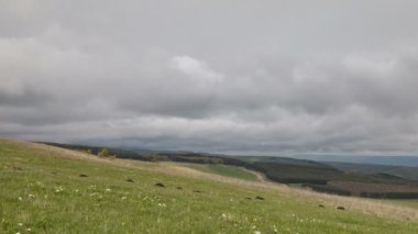 Oluşumu ve bulutlar kadar Merkezi Kafkasya zirvesinin Dağlarının yamaçları dik hareketleri.