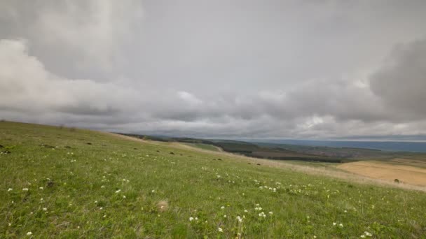 La formación y los movimientos de las nubes hasta las empinadas laderas de las montañas del Cáucaso Central . — Vídeos de Stock