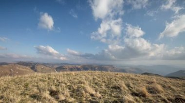 Oluşumu ve bulutlar kadar Merkezi Kafkasya zirvesinin Dağlarının yamaçları dik hareketleri.