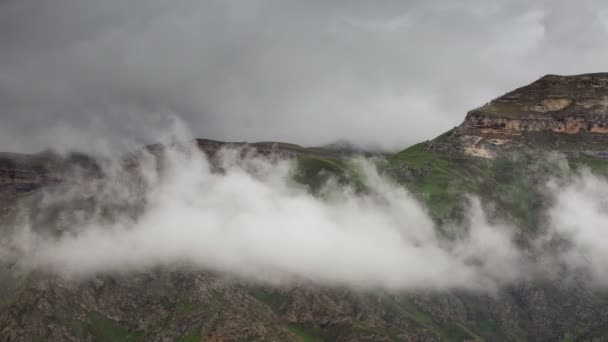 La formation et les mouvements des nuages jusqu'aux pentes abruptes des montagnes du Caucase central sommets . — Video