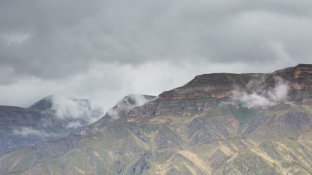 De vorming en verplaatsing van wolken tot de steile hellingen van de bergen van Centraal-Kaukasus pieken. — Stockvideo