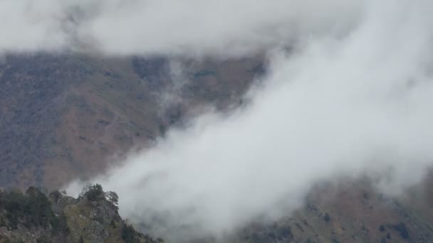 La formación y los movimientos de las nubes hasta las empinadas laderas de las montañas del Cáucaso Central . — Vídeo de stock