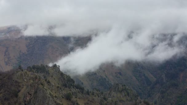 La formación y los movimientos de las nubes hasta las empinadas laderas de las montañas del Cáucaso Central . — Vídeos de Stock