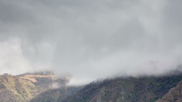 Die Bildung und Bewegung von Wolken bis zu den steilen Hängen der Berge des Zentralkaukasus. — Stockvideo