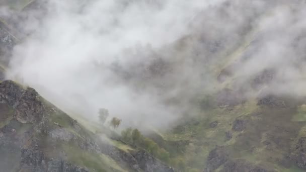 La formación y los movimientos de las nubes hasta las empinadas laderas de las montañas del Cáucaso Central . — Vídeos de Stock