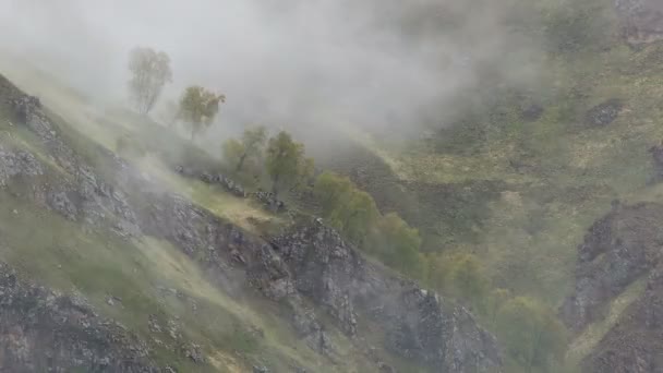 Formace a pohyby mraků až strmých svazích hor centrálního Kavkazu vrcholy. — Stock video