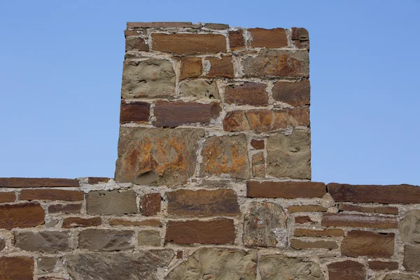 Crimea. A fragment of ancient masonry walls reinforced protection of the Genoese fortress in Sudak — Stock Photo, Image