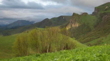 Adygea Bolşoy Thach ve Kafkasya Dağları 'nın yaz yamaçlarında bulutların oluşumu ve hareketi