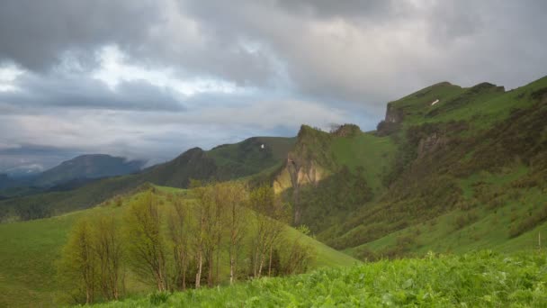 A formação e movimento de nuvens sobre as encostas de verão de Adygea Bolshoy Thach e as montanhas do Cáucaso — Vídeo de Stock