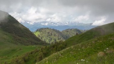 Adygea Bolşoy Thach ve Kafkasya Dağları 'nın yaz yamaçlarında bulutların oluşumu ve hareketi