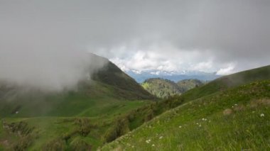 Adygea Bolşoy Thach ve Kafkasya Dağları 'nın yaz yamaçlarında bulutların oluşumu ve hareketi