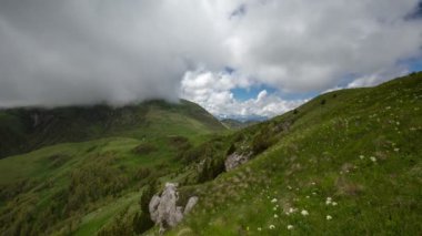 Adygea Bolşoy Thach ve Kafkasya Dağları 'nın yaz yamaçlarında bulutların oluşumu ve hareketi