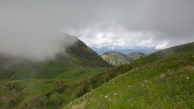 Adygea Bolşoy Thach ve Kafkasya Dağları 'nın yaz yamaçlarında bulutların oluşumu ve hareketi