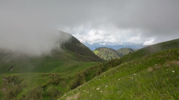 Bildandet och rörelsen av moln över sommarsluttningarna av Adygea Bolshoy Thach och Kaukasus bergen — Stockvideo
