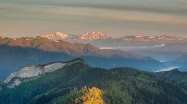 Adygea Bolşoy Thach ve Kafkasya Dağları 'nın yaz yamaçlarında bulutların oluşumu ve hareketi