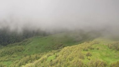 Adygea Bolşoy Thach ve Kafkasya Dağları 'nın yaz yamaçlarında bulutların oluşumu ve hareketi