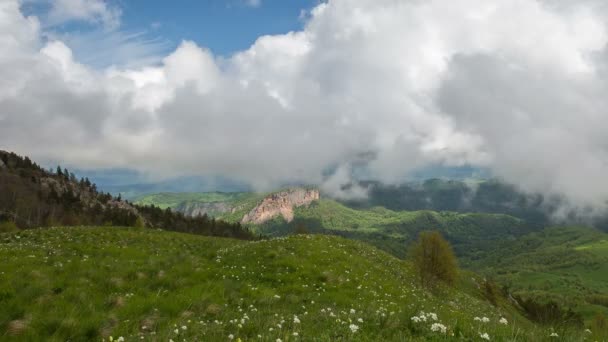 Adygea Bolshoy Thach和高加索山脉夏季斜坡上空云层的形成和移动 — 图库视频影像