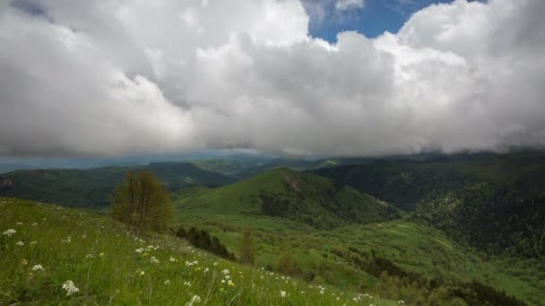 Bildandet och rörelsen av moln över sommarsluttningarna av Adygea Bolshoy Thach och Kaukasus bergen — Stockvideo