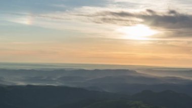 Adygea Bolşoy Thach ve Kafkasya Dağları 'nın yaz yamaçlarında bulutların oluşumu ve hareketi