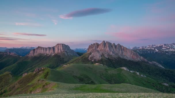 Формування і рух хмар над літніми схилами Адигея Великого Таха і Кавказьких гір. — стокове відео