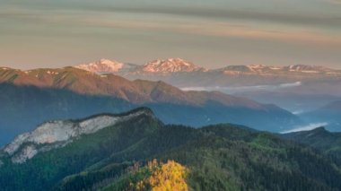 Adygea Bolşoy Thach ve Kafkasya Dağları 'nın yaz yamaçlarında bulutların oluşumu ve hareketi