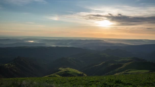 Формування і рух хмар над літніми схилами Адигея Великого Таха і Кавказьких гір. — стокове відео