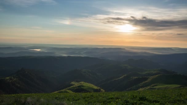 Tvorba a pohyb mraků nad letními svahy Adygea Bolshoy Thach a Kavkazu — Stock video