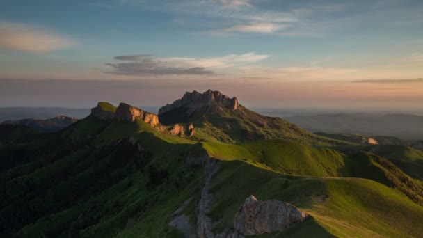 Die Bildung und Bewegung von Wolken über den Sommerhängen von Adygea Bolschoi Thach und dem Kaukasus-Gebirge — Stockvideo