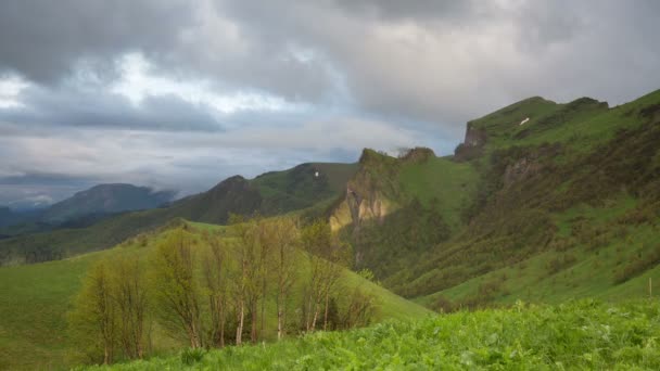 การก่อตัวและการเคลื่อนไหวของเมฆเหนือเนินเขาฤดูร้อนของ Adygea Bolshoy Thach และเทือกเขา Caucasus — วีดีโอสต็อก