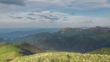 Adygea Bolşoy Thach ve Kafkasya Dağları 'nın yaz yamaçlarında bulutların oluşumu ve hareketi