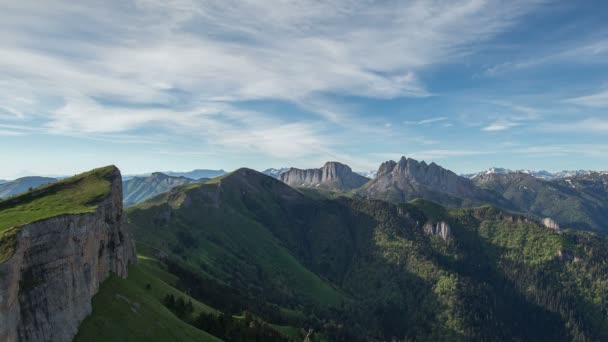 A formação e movimento de nuvens sobre as encostas de verão de Adygea Bolshoy Thach e as montanhas do Cáucaso — Vídeo de Stock