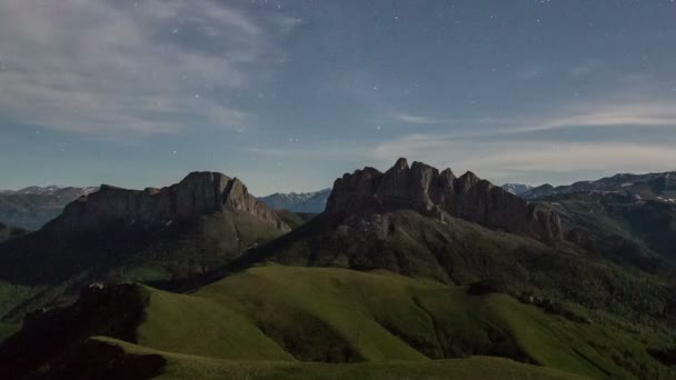 Die Bildung und Bewegung von Wolken über den Sommerhängen von Adygea Bolschoi Thach und dem Kaukasus-Gebirge — Stockvideo