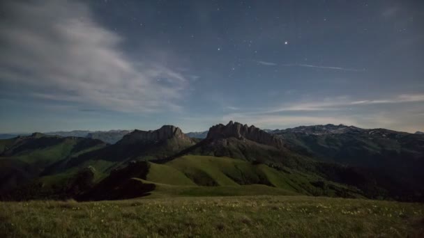 Tvorba a pohyb mraků nad letními svahy Adygea Bolshoy Thach a Kavkazu — Stock video