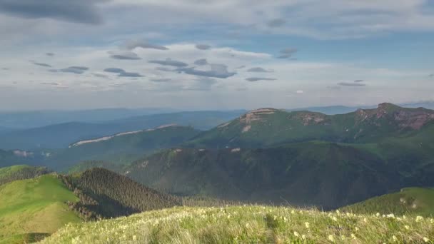 La formazione e il movimento delle nuvole sulle pendici estive di Adygea Bolshoy Thach e le montagne del Caucaso — Video Stock