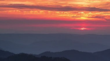 Adygea Bolşoy Thach ve Kafkasya Dağları 'nın yaz yamaçlarında bulutların oluşumu ve hareketi