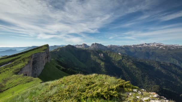 De vorming en beweging van wolken over de zomerhellingen van Adygea Bolshoy Thach en de Kaukasus — Stockvideo