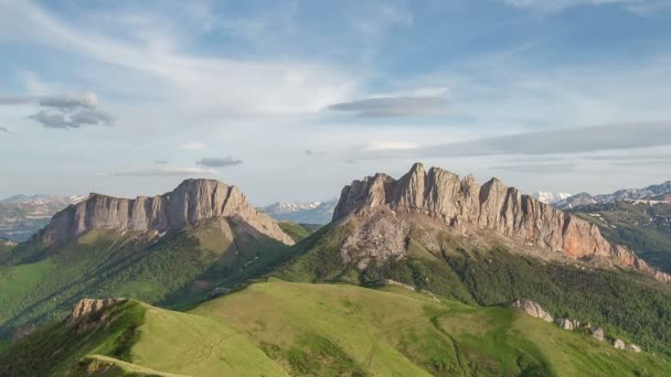 Die Bildung und Bewegung von Wolken über den Sommerhängen von Adygea Bolschoi Thach und dem Kaukasus-Gebirge — Stockvideo