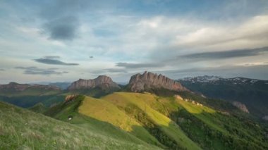Adygea Bolşoy Thach ve Kafkasya Dağları 'nın yaz yamaçlarında bulutların oluşumu ve hareketi