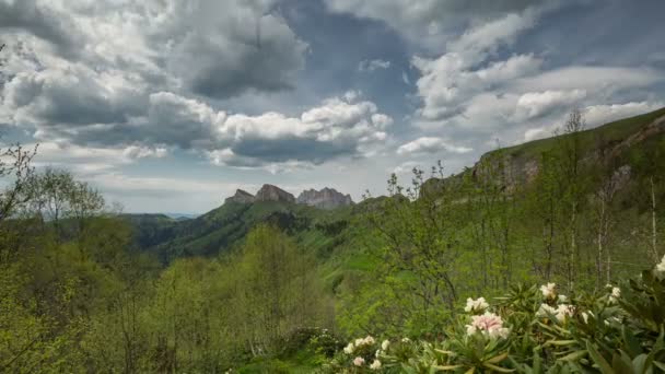 การก่อตัวและการเคลื่อนไหวของเมฆเหนือเนินเขาฤดูร้อนของ Adygea Bolshoy Thach และเทือกเขา Caucasus — วีดีโอสต็อก