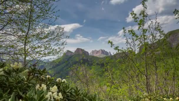 Die Bildung und Bewegung von Wolken über den Sommerhängen von Adygea Bolschoi Thach und dem Kaukasus-Gebirge — Stockvideo