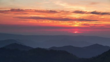 Adygea Bolşoy Thach ve Kafkasya Dağları 'nın yaz yamaçlarında bulutların oluşumu ve hareketi