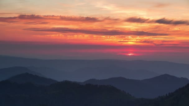 아 디게아 볼쇼이와 코카서스 산맥의 여름 경사지에 구름 이형성되고 움직 이는 모습 — 비디오